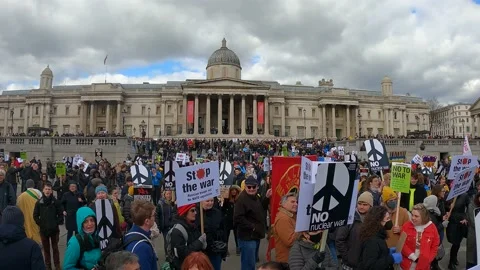 Crowd in trafalgar square column chants, national gallery Stock Footage 171482858