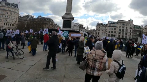 Crowd in trafalgar square column chants no to war Video stock 171483196