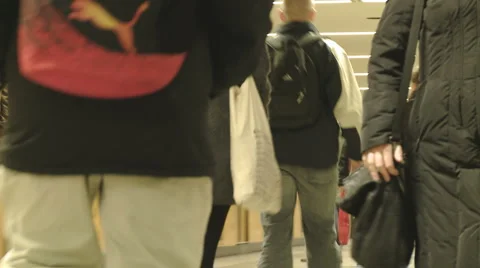 Crowd at train station Stock-Footage 1086065