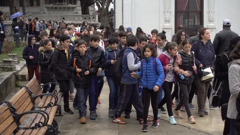 A crowd of Turkish schoolchildren on an excursion in the historic palace. Stock-Footage 87909452
