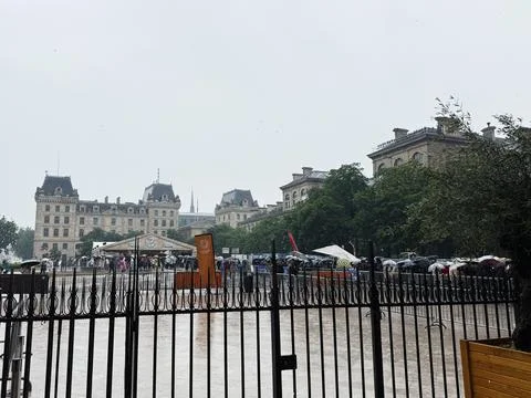 Crowd with umbrellas queuing outside a historic building in Paris, France o.. Foto stock