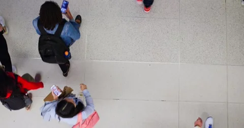 Crowd of unrecognizable people navigating busy streets, cinematic portrayal of Vidéo 254813276