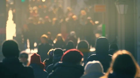 Crowd of unrecognizable people walking down on crowded city street. Slow motion Vidéo 106999090