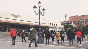 Crowd in Venice train station 4 Stock Footage 86055687