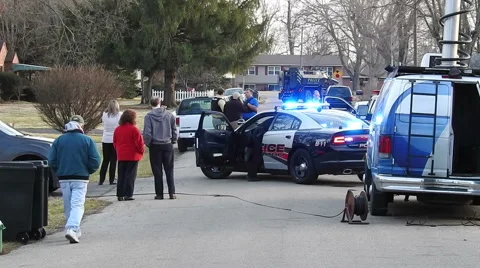 Crowd viewing a S.w.a.t. stand off 動画素材 60665677