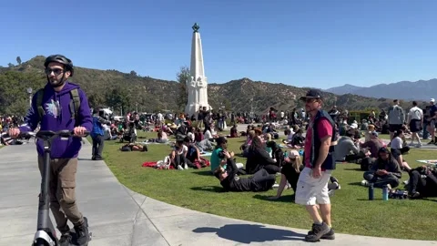 Crowd Views the 2024 Solar Eclipse at Griffith Observatory in Los Angeles 動画素材 271394989