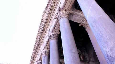 CROWD VISITING A PANTHEON IN ROME VERTICAL DOLLY 動画素材 26177356