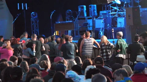 Crowd waiting for band 動画素材 168265984