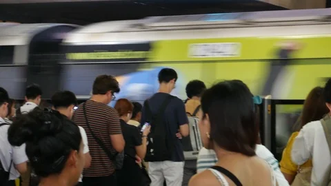 Crowd waiting for BTS train in Bangkok Stock-Footage 108584930