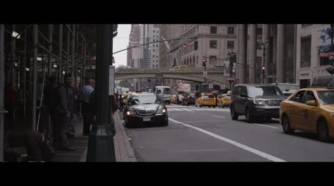 Crowd waiting at busy intersection Vidéo 56980327