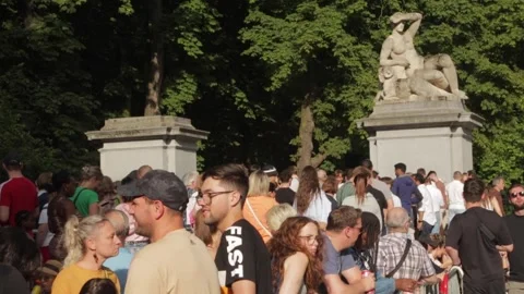 Crowd waiting in line Vídeos de archivo 281720019