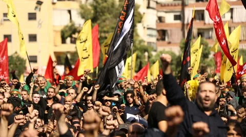 Crowd waiting Nasrallah calling slogans in favor of Imam Hussein Stock Footage 63505480