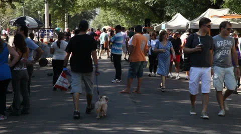 Crowd walk at Porto Alegre's Flea Market (FleaMkt 43) 스톡 동영상 23749501