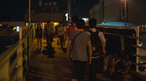 Crowd walking across bridge at night in Manila Philippines Vídeos de archivo 56207698