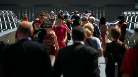 Crowd walking across the Millennium Bridge Видео 11144344