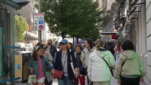 Crowd walking along busy sidewalk in Madrid Stock-Footage 334331457