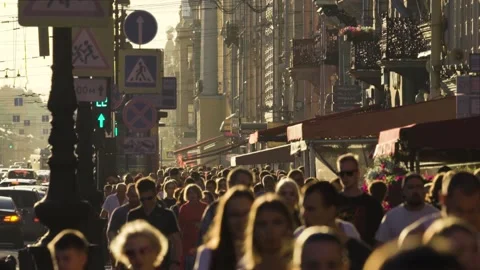 A crowd walking along Nevsky Prospect with old buildings on a warm Sunday 스톡 동영상 146979197