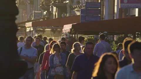 A crowd walking along Nevsky Prospect with old buildings on a warm Sunday 스톡 동영상 146979574