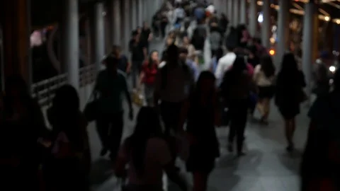 Crowd walking on bridge 動画素材 105958696