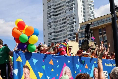 Crowd walking at Brighton Pride Parade Foto stock