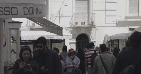 Crowd walking in Capri City on the main shopping street 動画素材 76141566