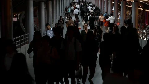 Crowd walking in CBD Vidéo 106185478