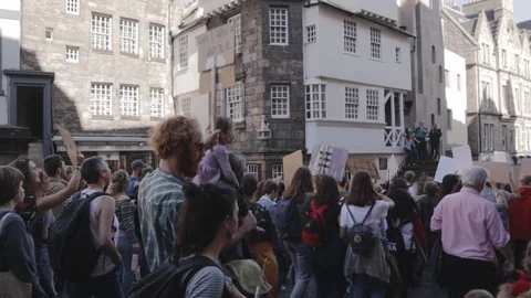 Crowd Walking Down Royal Mile Edinburgh Climate March (3rd Global) Vídeo Stock 117827808