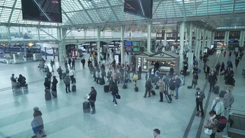 Crowd walking in Gare de Lyon Stock Footage 232578501