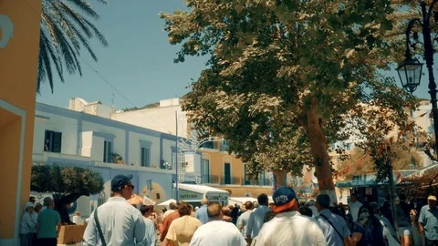 Crowd walking in the main street on Ponza island celebrating San Silverio Vídeo Stock 80266528