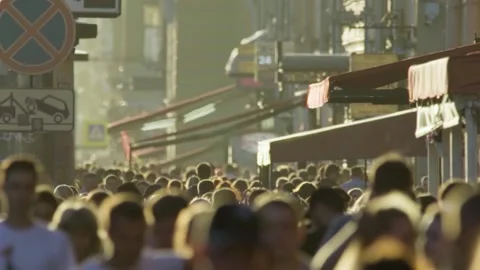 Crowd walking on Nevsky Prospect against old buildings in sunlight 스톡 동영상 146979261