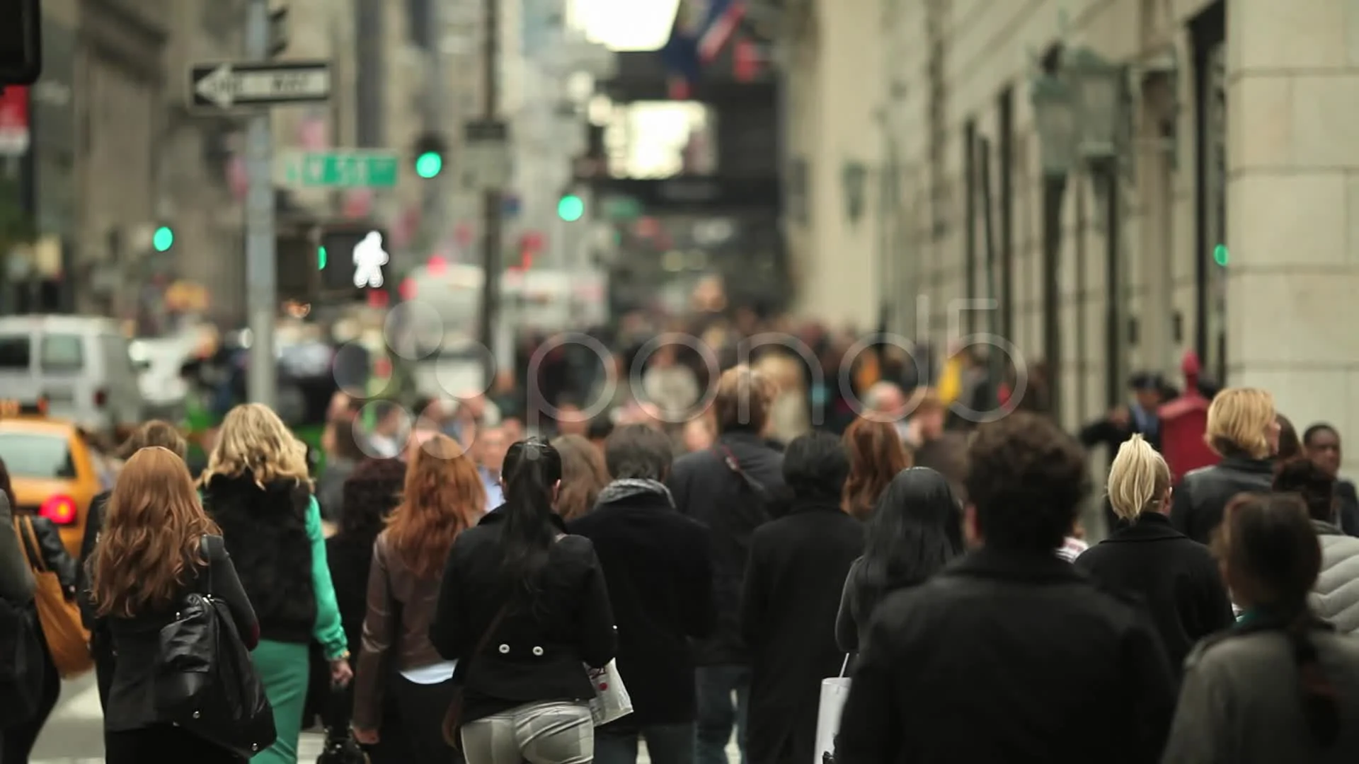 Crowded street. Толпа людей в городе. Поток людей на улице. Люди в городе. Город суета.