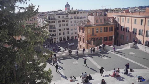 Crowd Walking to Spanish Steps 스톡 동영상 256173108