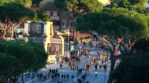 Crowd walking in the street Vídeo Stock 45550024