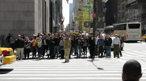 Crowd Walking street people intersection nyc 5th avenue new york 720p 30P Vidéo 3582951