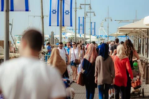 Crowd walking through a busy seafront market Foto stock
