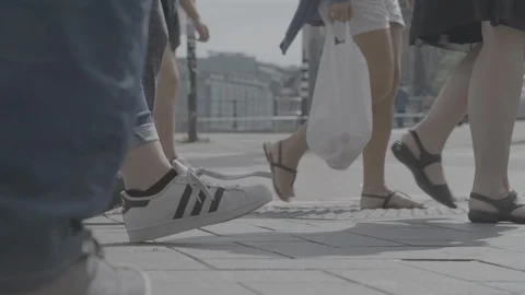 Crowd walking through the city - Slow motion Vidéo 102380842
