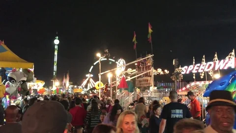 Crowd walking through county fair Vídeos de archivo 73430646