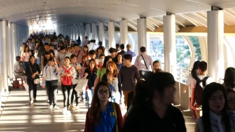 Crowd walking through a public skywalk in CBD of Bangkok. Stock-Footage 102600231