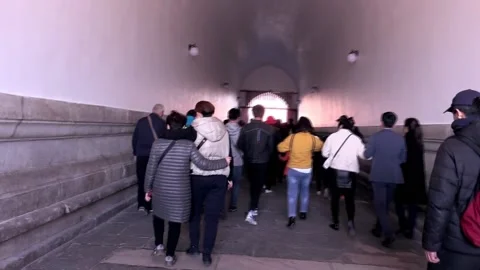 Crowd walking in the Tunnel Video stock 164145584