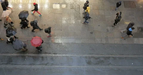 Crowd walking with umbrellas 4k 库存影片 62055731