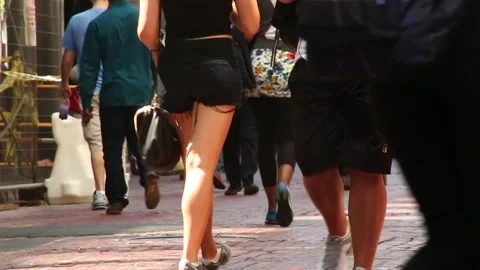 CROWD WALKS SLOW MO Stock-Footage 190004649