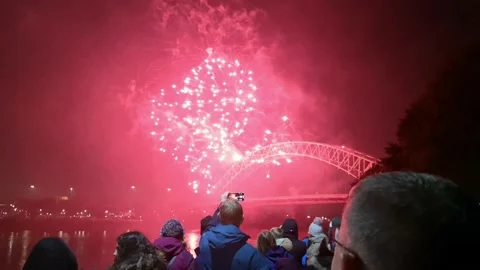 Crowd watch colourful fireworks exploding on Silver Jubilee bridge, Widnes Vídeos de archivo 221315919
