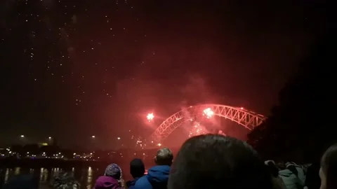 Crowd watch colourful fireworks exploding on Silver Jubilee bridge, Widnes Vídeos de archivo 221396961
