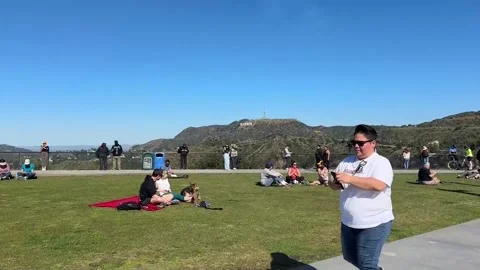 A crowd watches solar eclipse from Griffith Observatory in Los Angeles, Los Ánge Stock Footage 271310979
