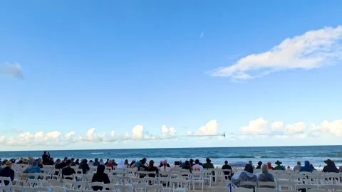 Crowd Watching Aerobatic Plane Performance at Surfers Paradise Beach 库存影片 344947204