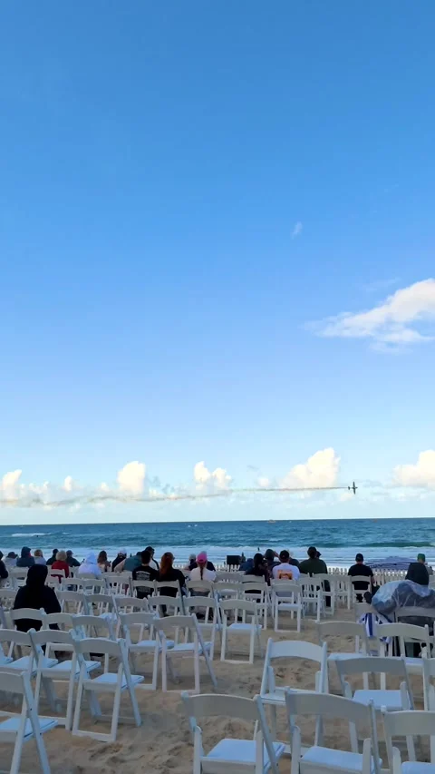 Crowd Watching Airshow Performance from Beach Seating in Surfers Paradise Vídeo Stock 345014557