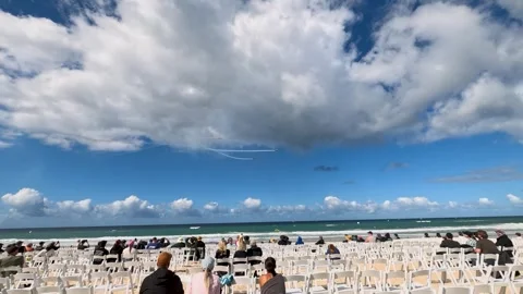 Crowd Watching Airshow Smoke Trails at Surfers Paradise Beach 库存影片 345012604