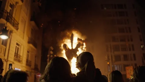 Crowd watching burning falla sculpture during Fallas festival in Valencia 库存影片 334301315