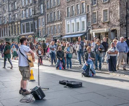 Crowd watching busker Peter Harrison  at the Edinburgh Fringe Festival Stock-Fotos