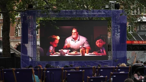 Crowd watching Cinema big Screen Display outdoors in Leicester square Vídeos de archivo 119535682